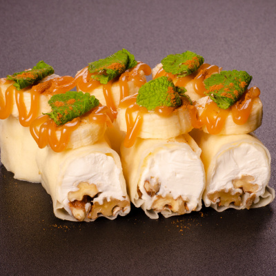 Сладкий ролл с бананом