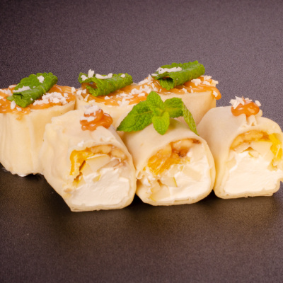 Сладкий ролл фруктовый