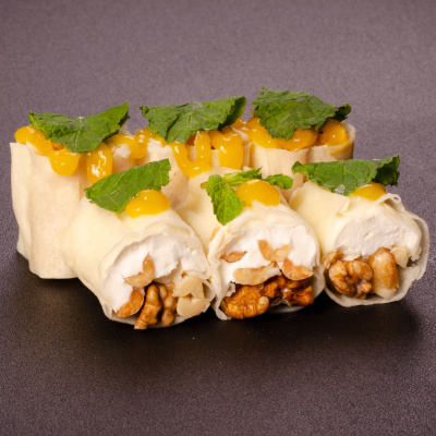 Сладкий ролл с орехами