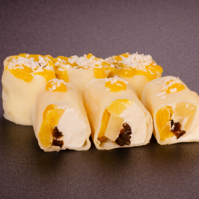 Сладкий ролл с ананасом