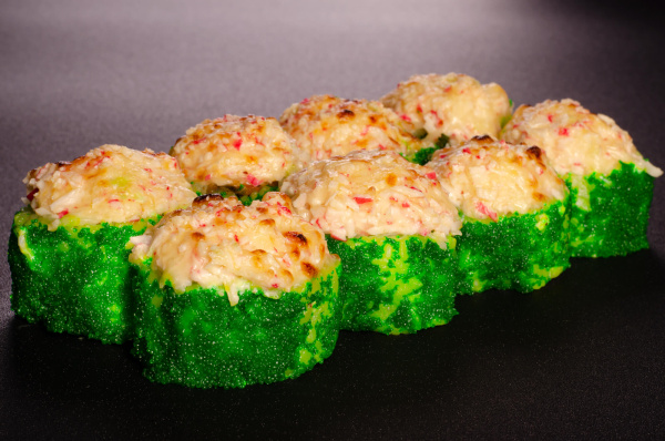 Ролл запеченный с мидиями и крабовым мясом