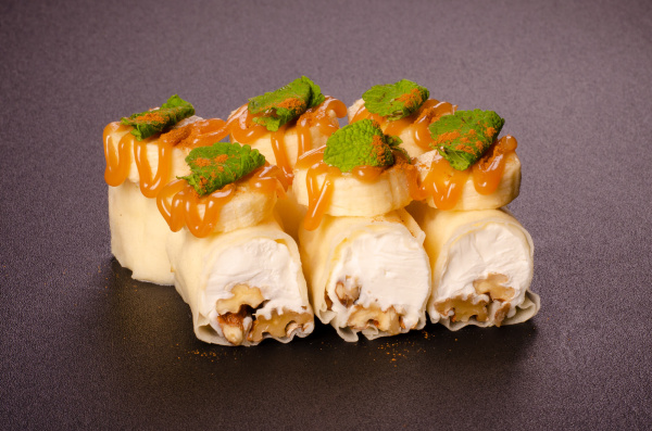 Сладкий ролл с бананом