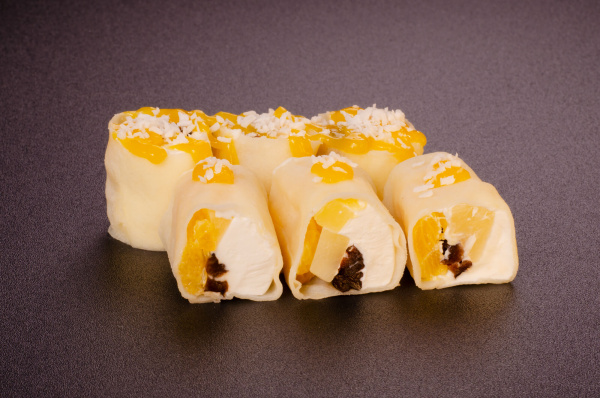 Сладкий ролл с ананасом