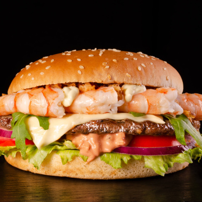 Бургер с говядиной и тигровыми креветками