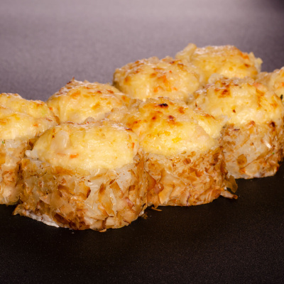 Ролл запеченный с лососем и креветкой