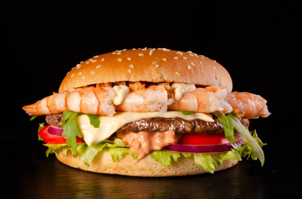 Бургер с говядиной и тигровыми креветками