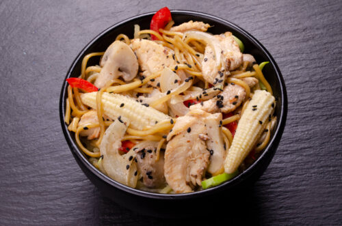 Лапша яичная с курицей в кокосово-сливочном соусе в Харькове