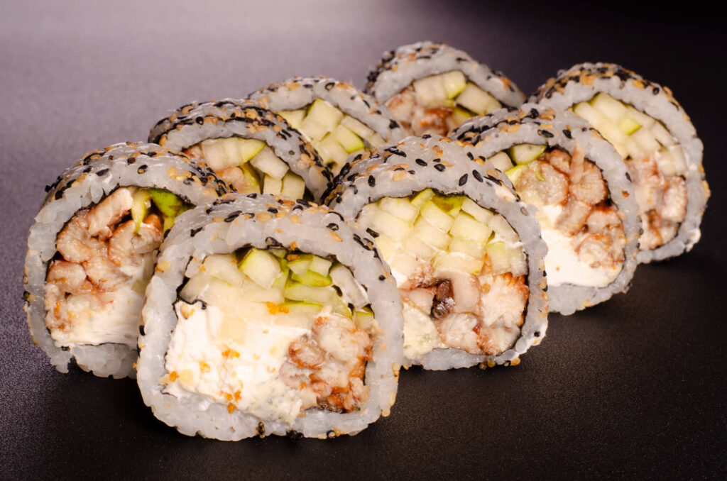 Рол Каліфорнія в кунжуті з вугром і грушею у Харкові