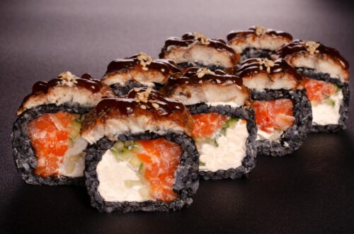 Ролл Урамакі з лососем та вугром у Харкові