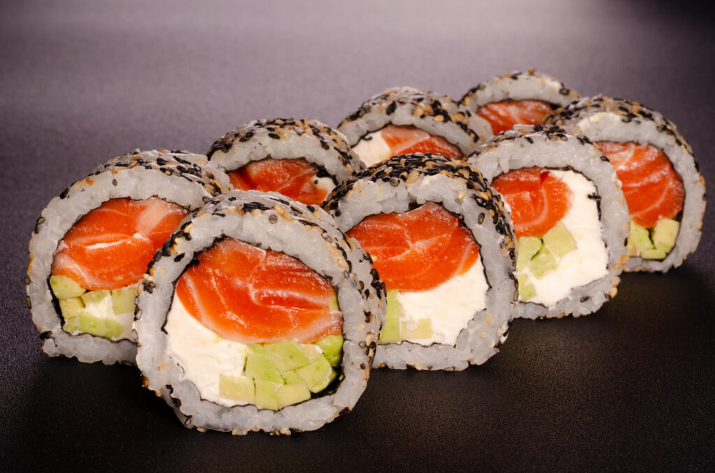 Ролл Калифорния с лососем в кунжуте в Харькове