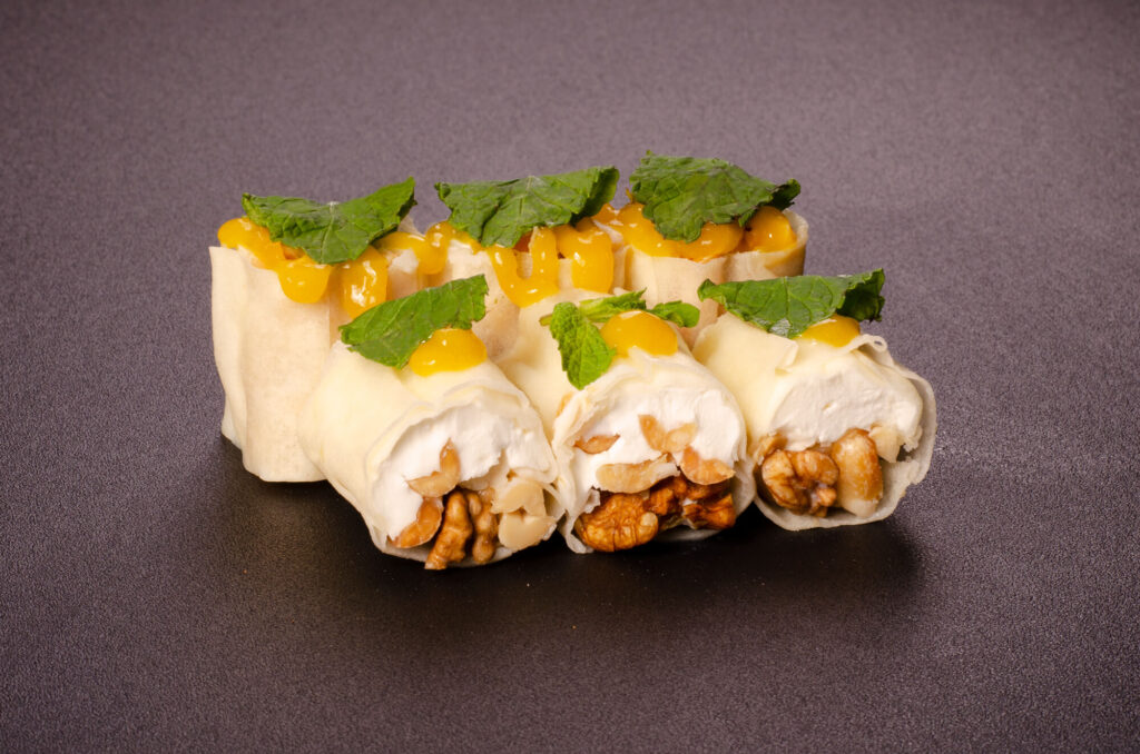 Сладкий ролл с орехами в Харькове